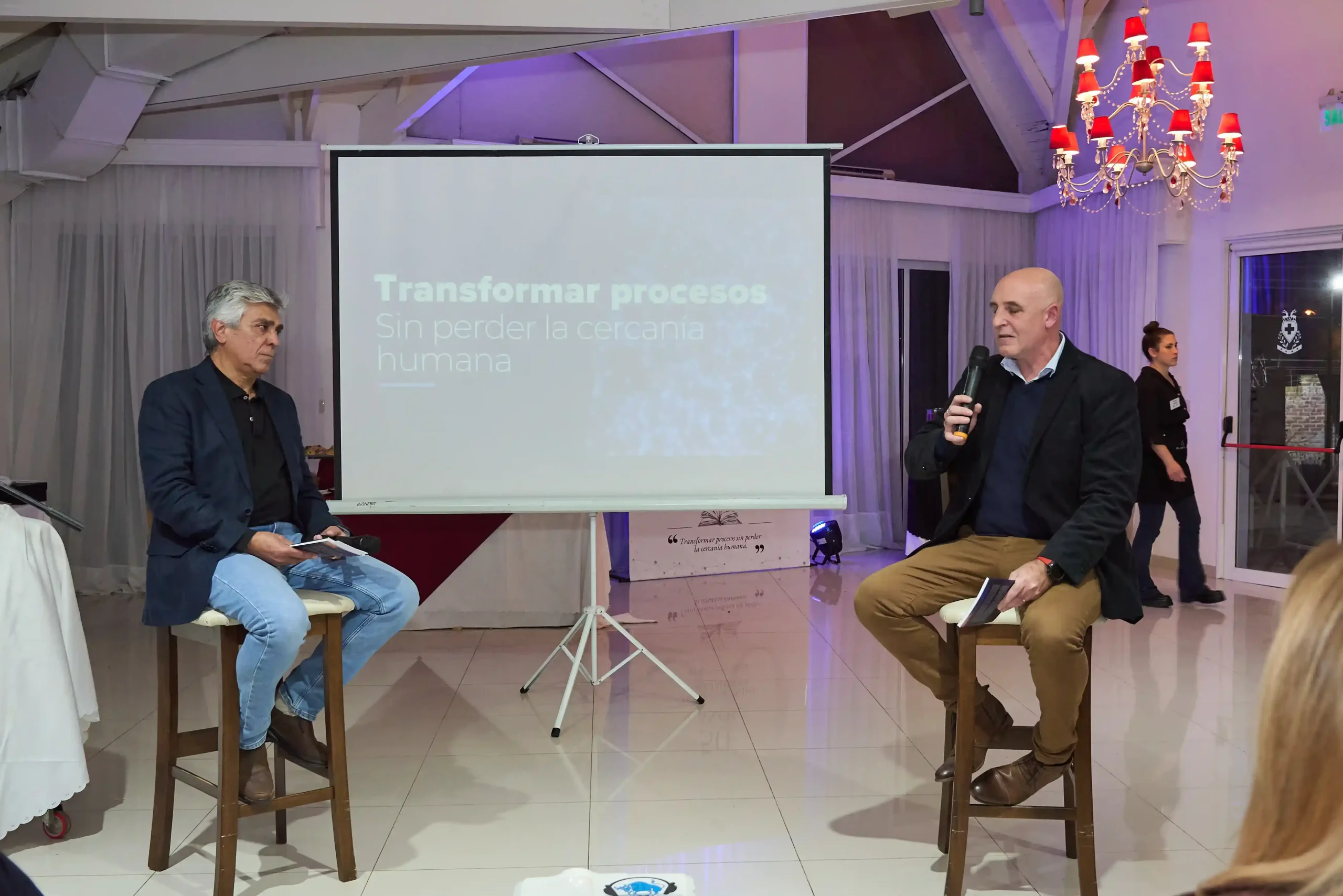 Miguel Nasisi conversa con Ricardo Penna sobre cómo transformar procesos sin perder la cercanía humana, durante la presentación de su libro