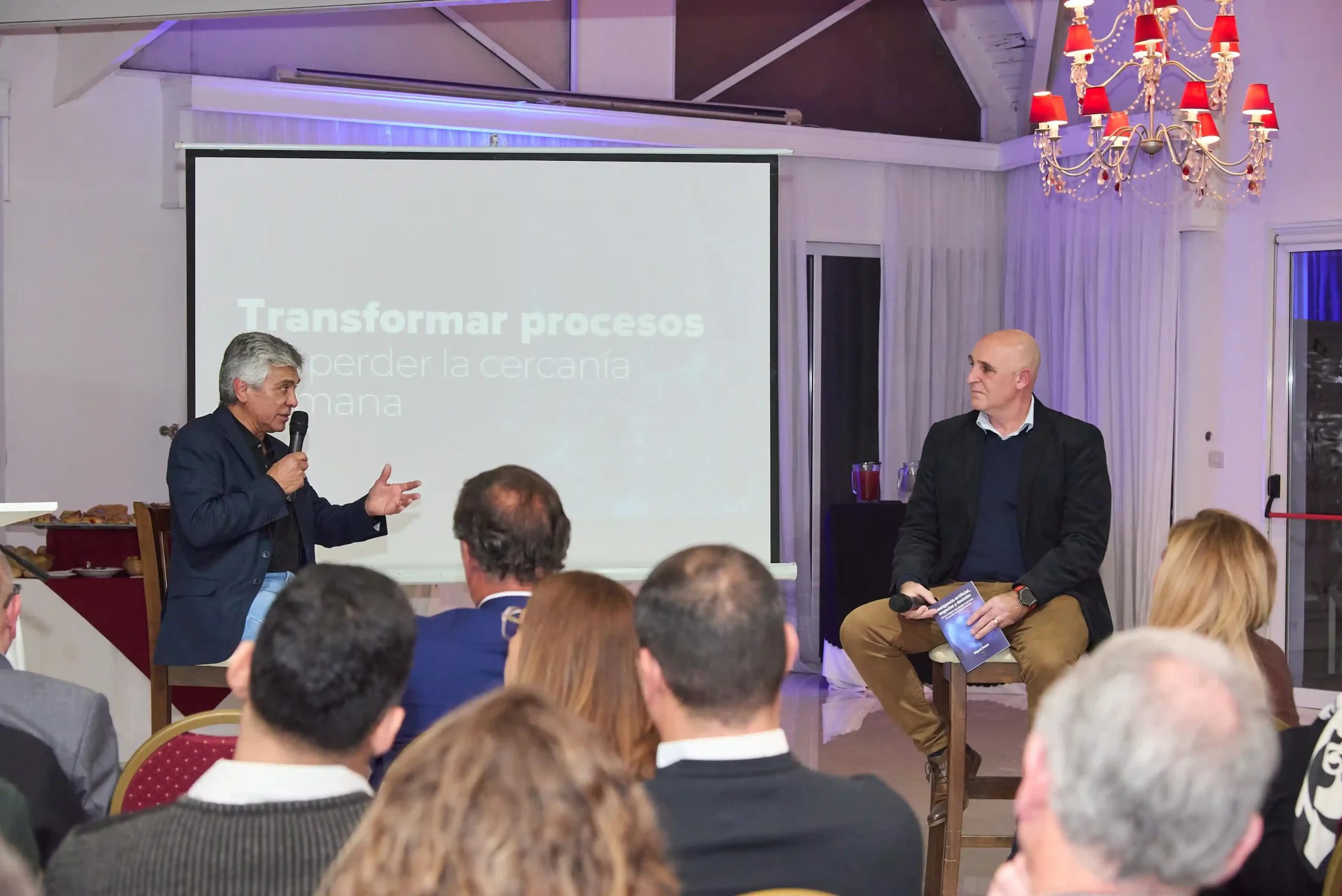 Miguel Nasisi conversa con el público y con Ricardo Penna durante la presentación de su libro en el evento del 50° aniversario