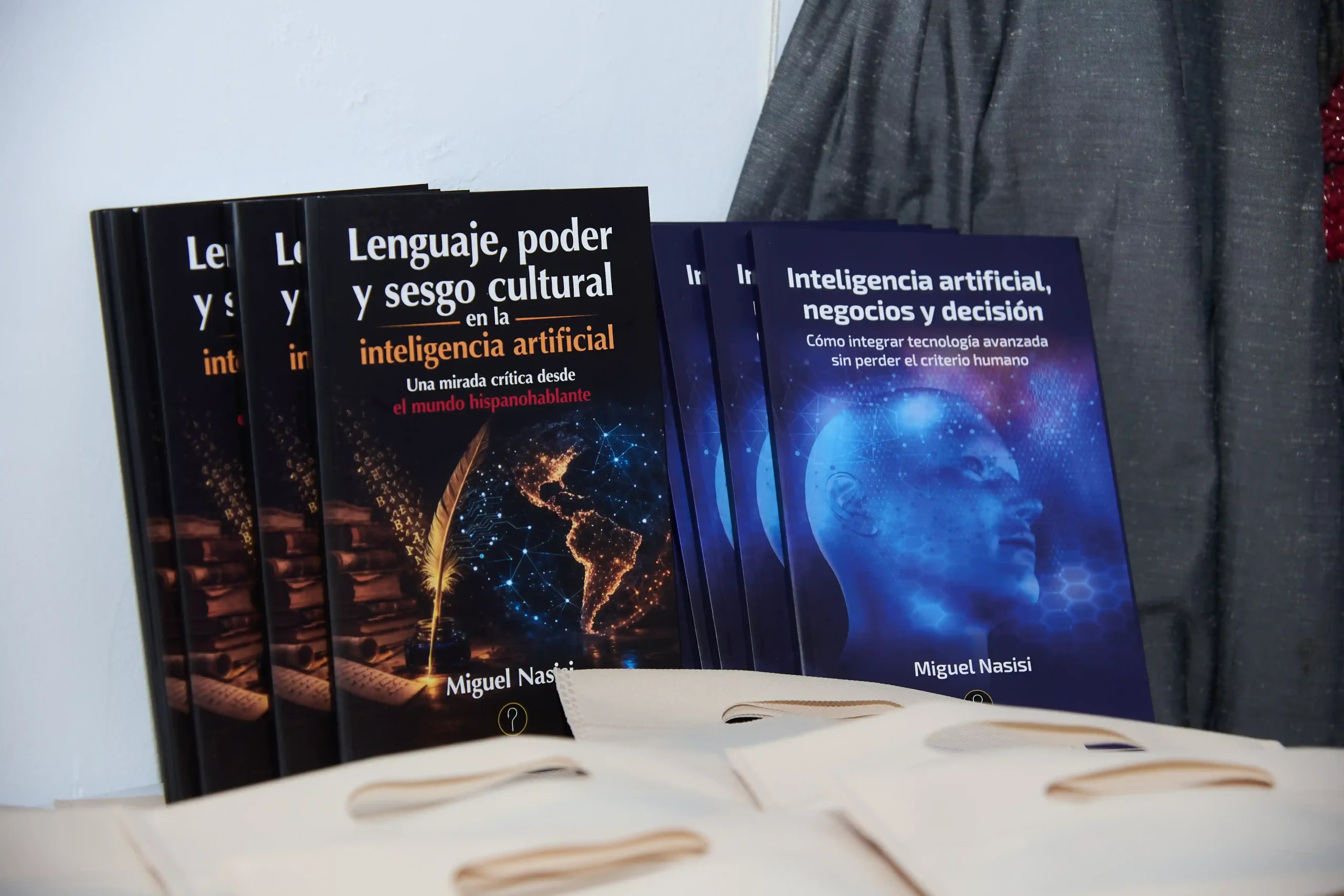 Ejemplares de los libros de Miguel Nasisi, Inteligencia Artificial Negocios y Decisión y Lenguaje Poder y Sesgo Cultural en la Inteligencia Artificial, sobre la mesa del evento